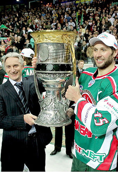 Вторая победа в Кубке Гагарина, апрель 2009 г. Алексей — трехкратный обладатель «Золотого шлема» — приза шести лучшим игрокам сезона (2005/06, 2007/08, 2008/09).