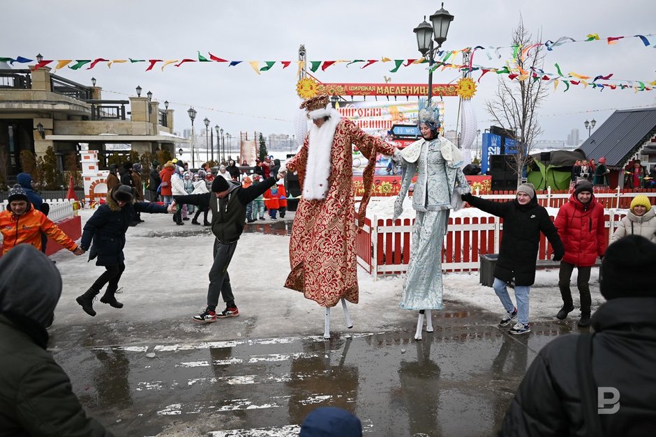 Дед Мороз и снегурочка на Масленице на Кремлевской набережной