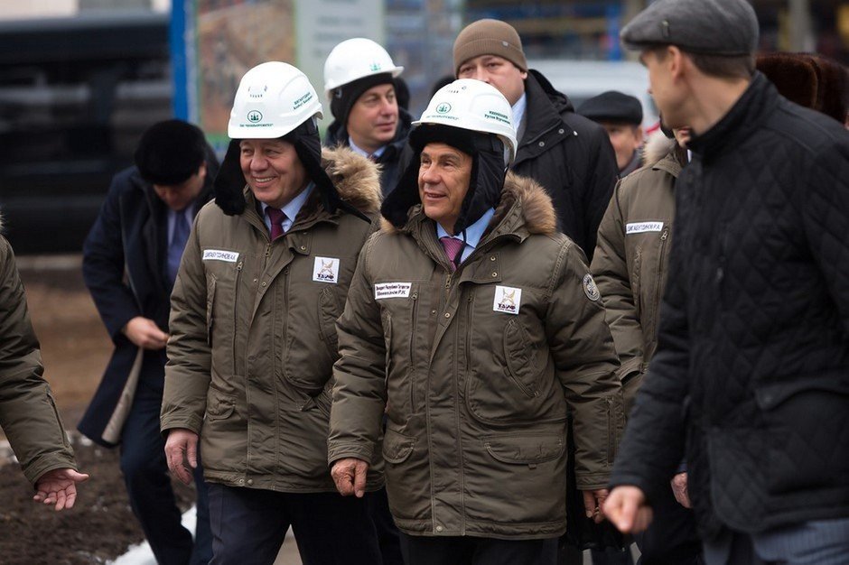 Генеральный директор ОАО «ТАИФ» Альберт Шигабутдинов и Президент Республики Татарстан Рустам Минниханов на запуске новой печи пиролиза на заводе этилена, 2016 год.