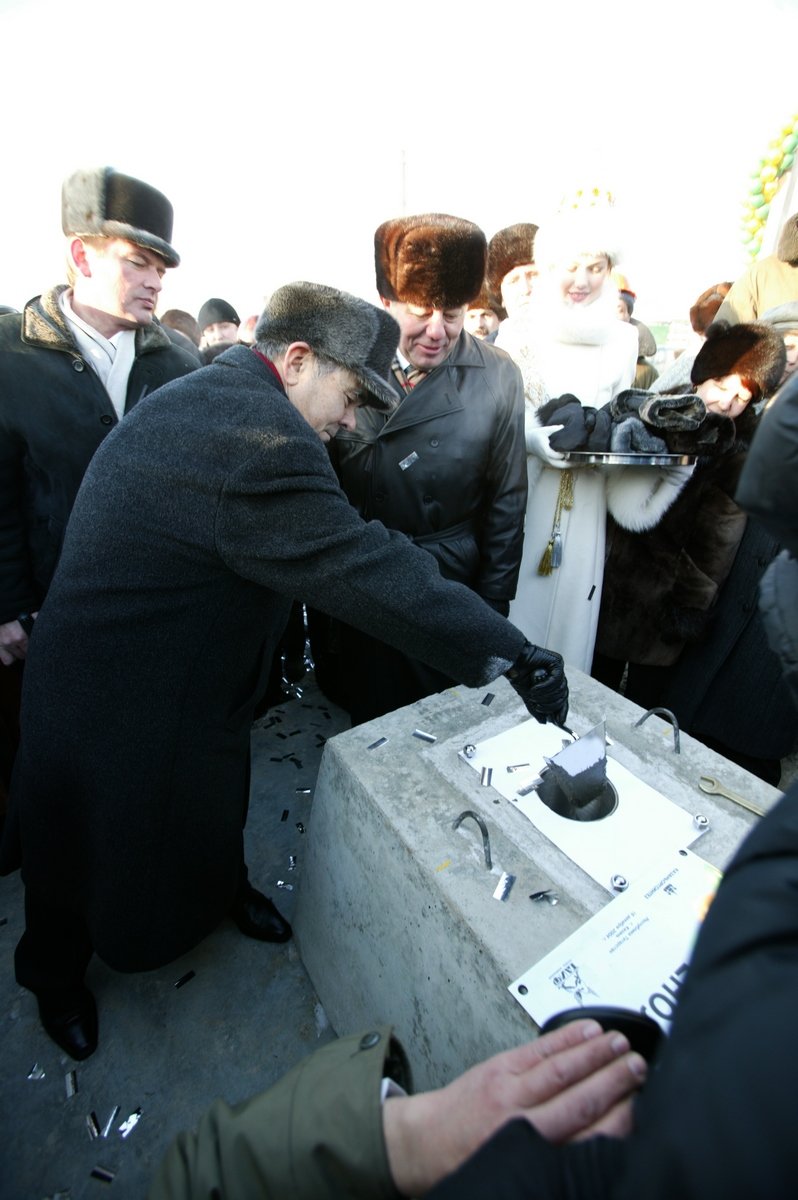 Капсула с посланием потомкам в руках у президента РТ Минтимера Шаймиева во время закладки заводов поликарбонатов и бисфенола А, 2004 год.