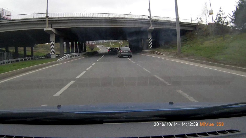 На Мамадышском тракте появилась вертикальная разметка (в левой части снимка), разрешающая объезжать опору путепровода справа и слева, т.е. по встречной полосе