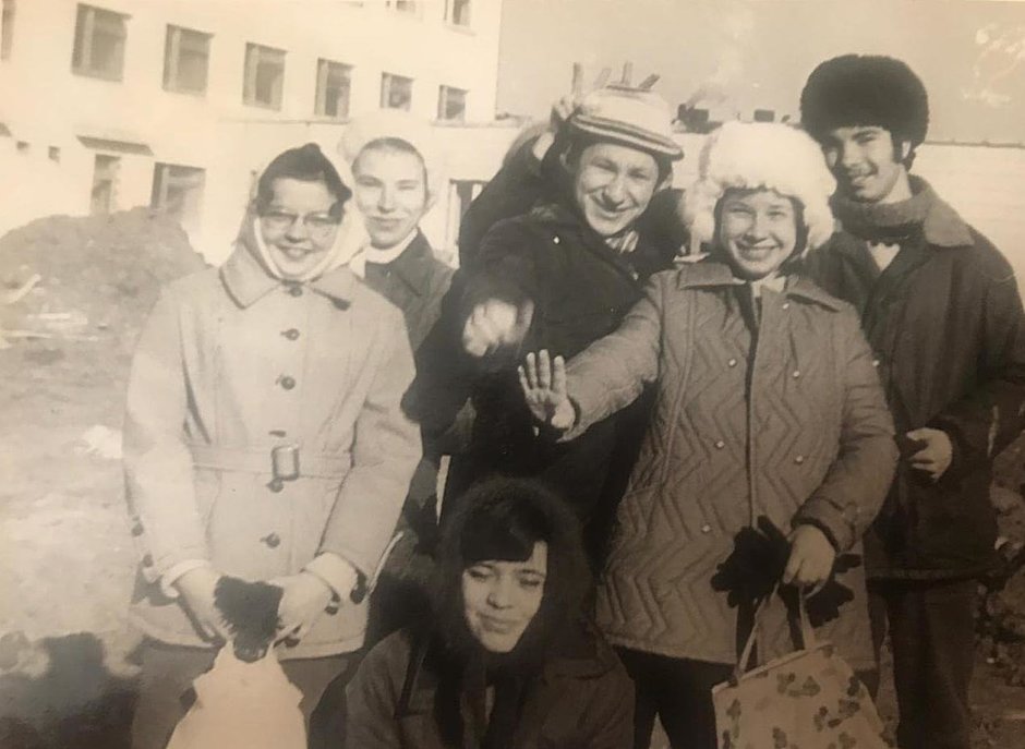 Наталья Поспелова (в белой шапке) с однокурсниками на стройке ДРКБ