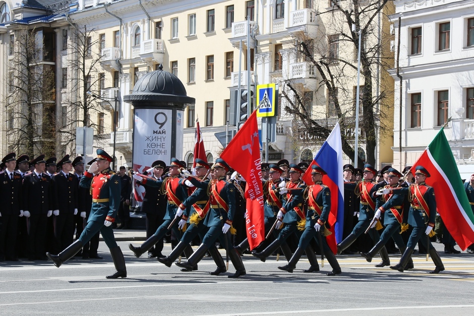 Парадным маршем по площади прошли военные Казанского гарнизона, силовых структур, представители учебных заведений республики