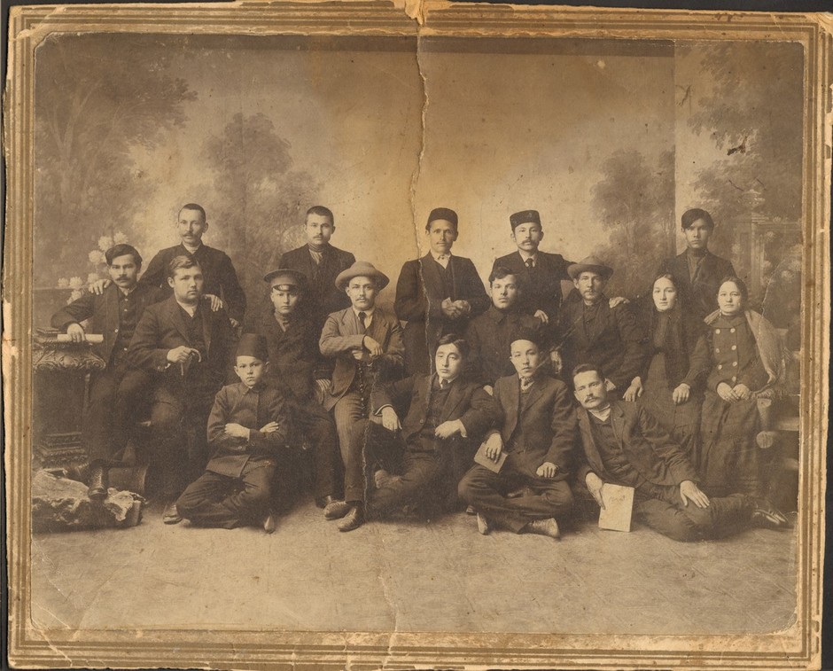 Г.Тукай (во втором ряду, третий слева) среди членов татарского драматического кружка. Астрахань. 1911. Фотограф И.М.Бочкарев