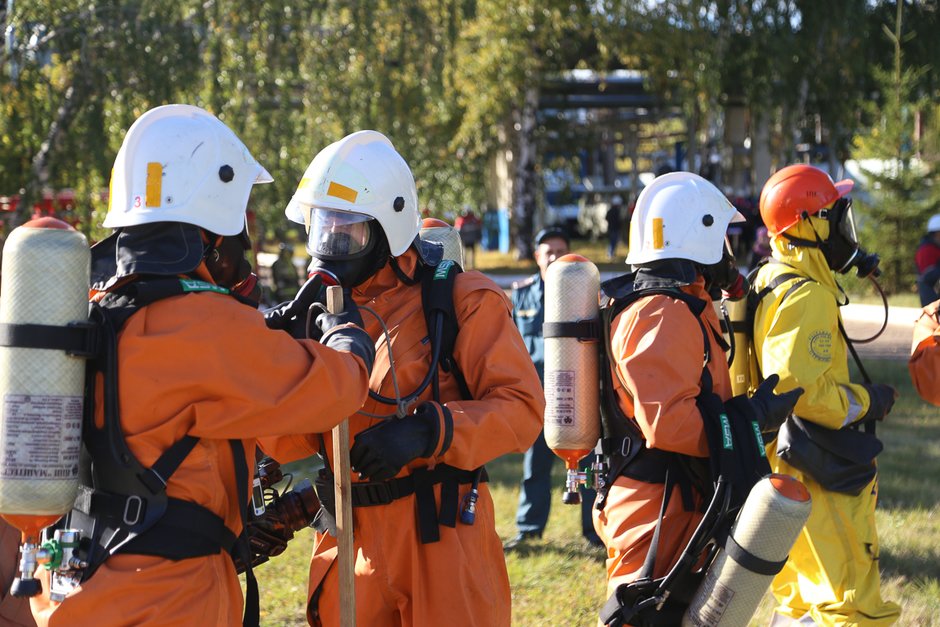 Звено спасателей готовится ко входу в опасную зону