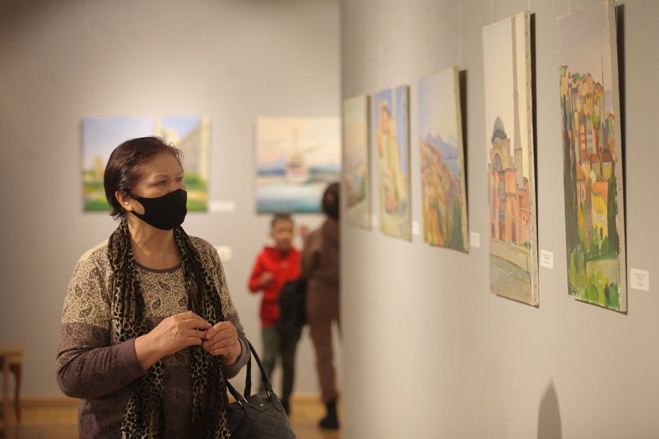 Картина и посетители выставки «Рашит Газеев. В память о художнике»
