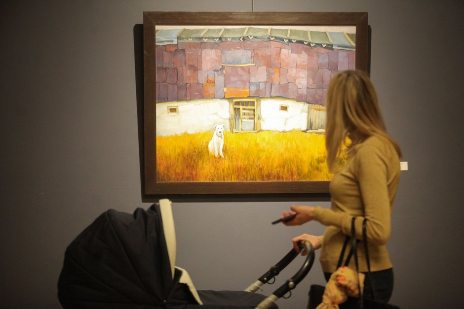 Картина и посетитель выставки «Рашит Газеев. В память о художнике»