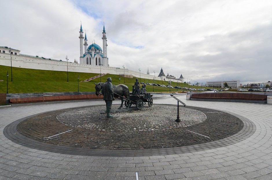 Среди небольших скверов, которые также не обошла программа по реконструкции и благоустройству — территория под Кремлем вокруг памятника Асгату Галимзянову