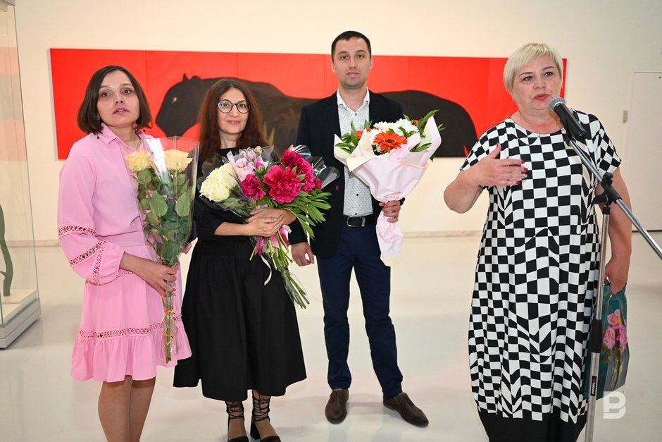 Посетители выставки татарстанской художницы Альфии Саргин ALFA DNK