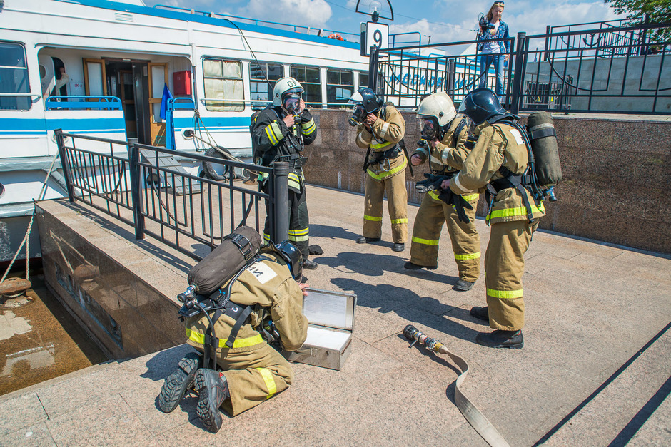 От МЧС в учениях участвовали 12 единиц пожарной и специальной техники, в том числе пожарно-спасательный катер КС-110-39 Федеральной противопожарной службы