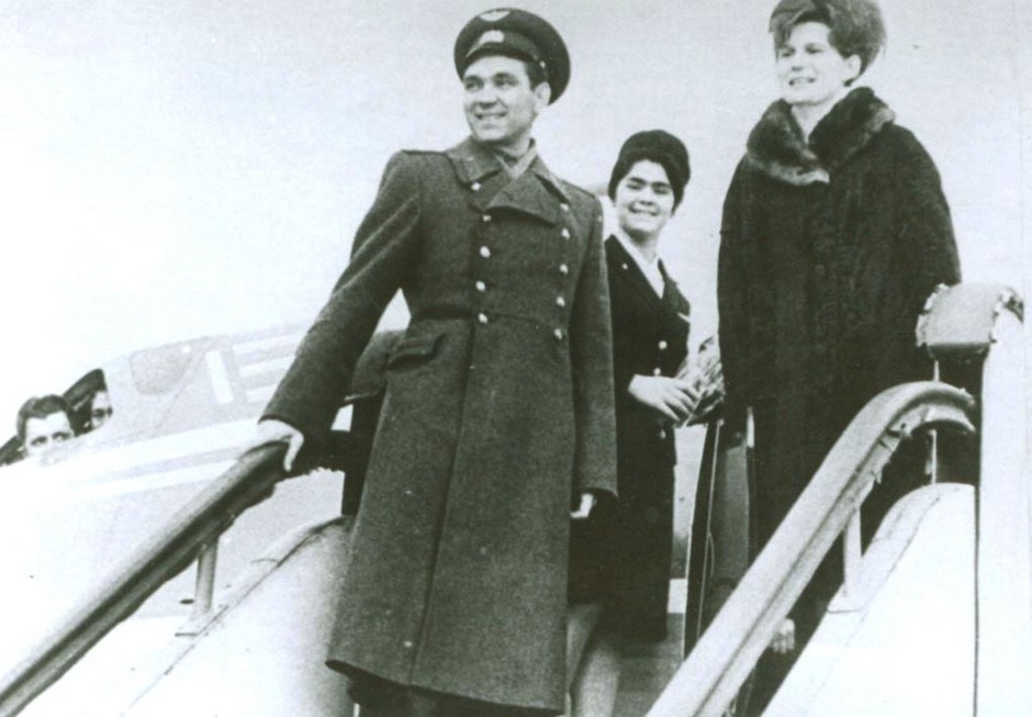 Летчик-космонавт В.В. Терешкова в аэропорту г. Казани. 1966 г.