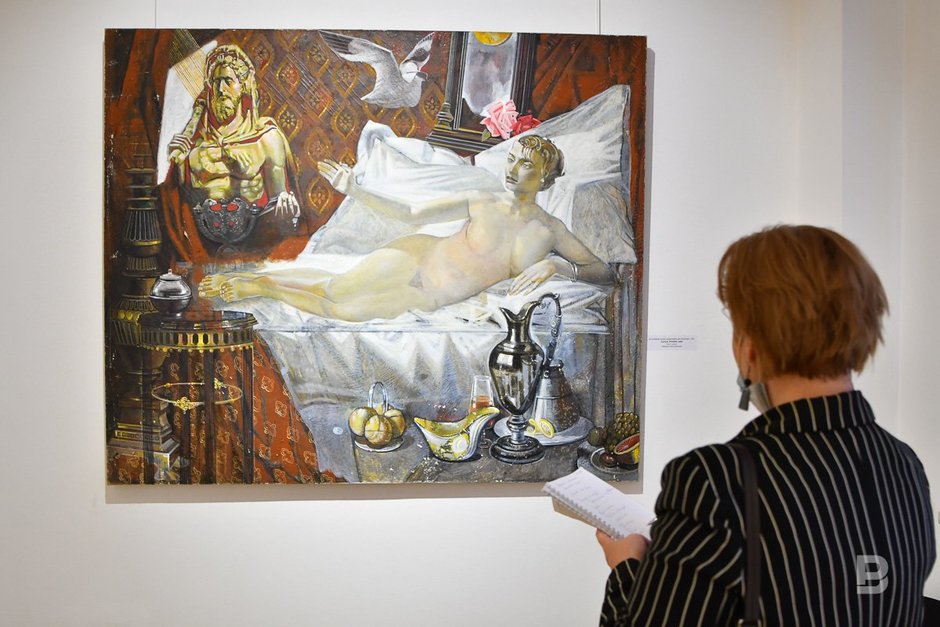 Картина и посетители выставки «Художественный анархизм» из цикла «Казанский авангард: вторая волна»