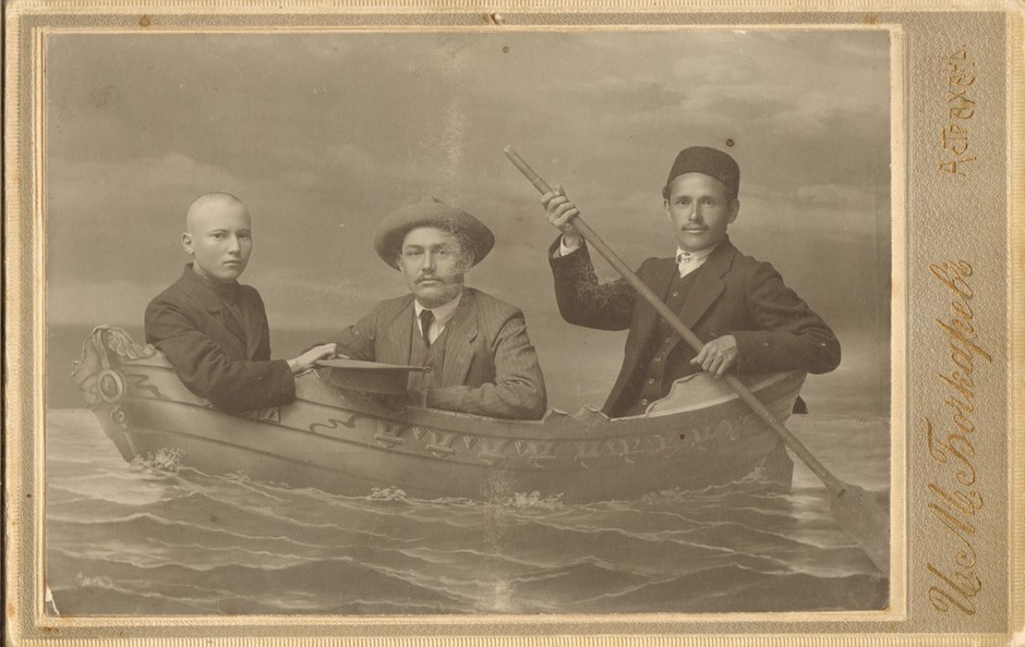 Г.Тукай, С.Рамиев, Ш.Гайфи (на веслах). Астрахань. 1911. Фотограф И.М.Бочкарев