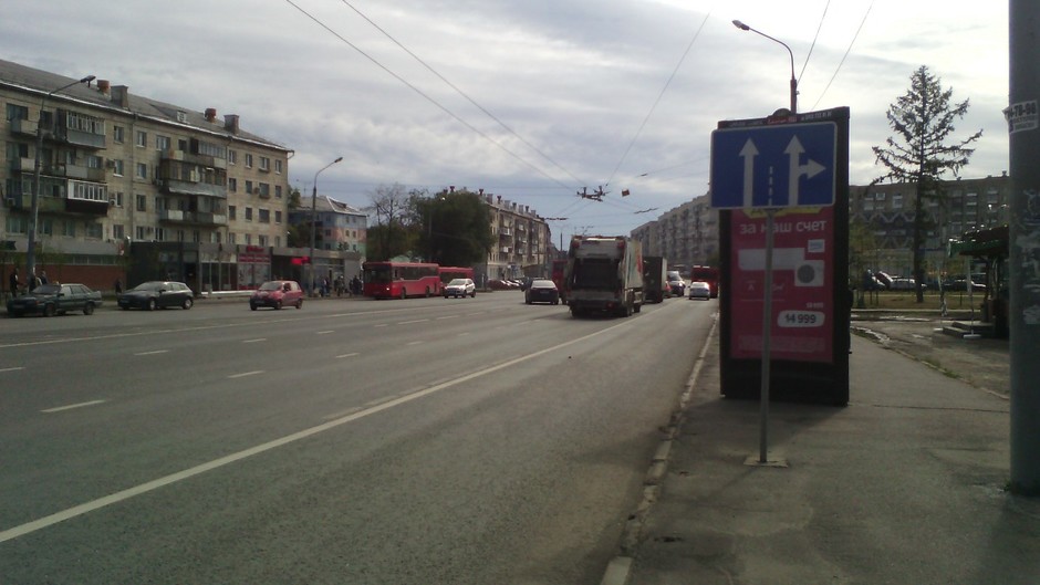 «Сколько полос движения вы видите – 2 или 4?» (ул. Декабристов, в разметке 4 полосы движения, на знаке - 2)