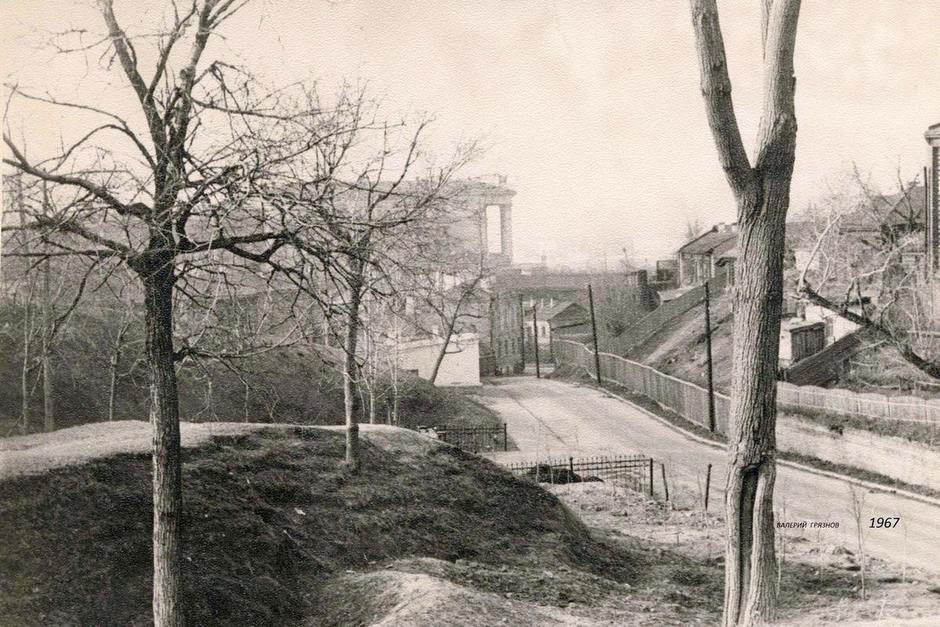 Так тогда выглядел Кочетов переулок.Он упирается в улицу Некрасова (бывi. Собачий переулок). Справа — дома Профессорского переулка, слева — сад «Эрмитаж». Вдали на холме виден финансово-экономический институт. 1967