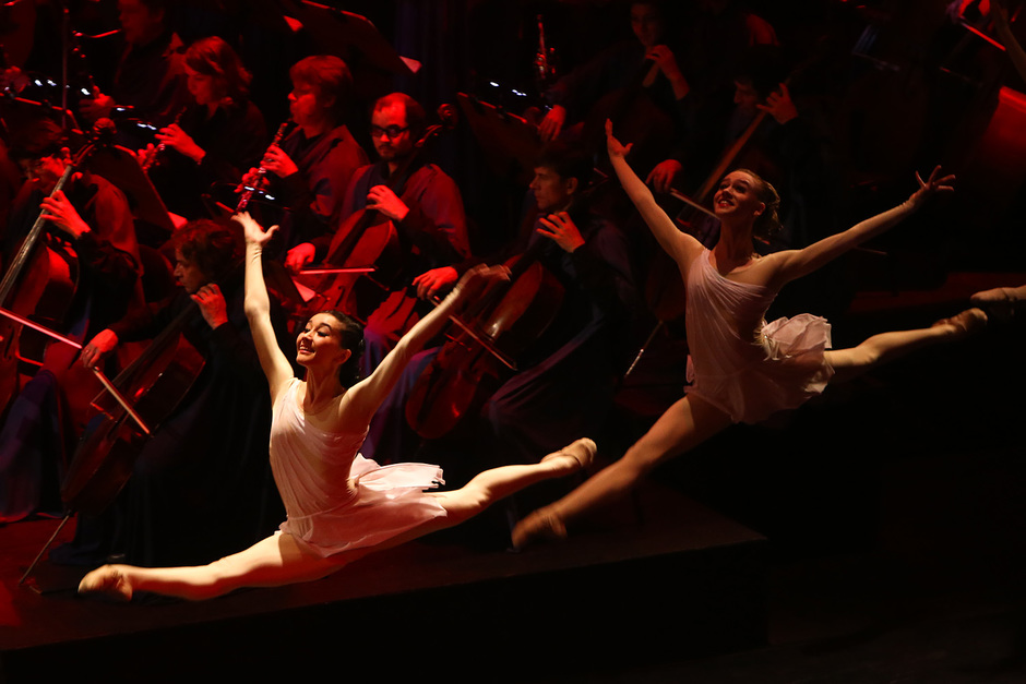 Главные балетные партии исполняет интернациональный состав, как и хотел того Владимир Васильев, замышляя постановку на площади в Ватикане