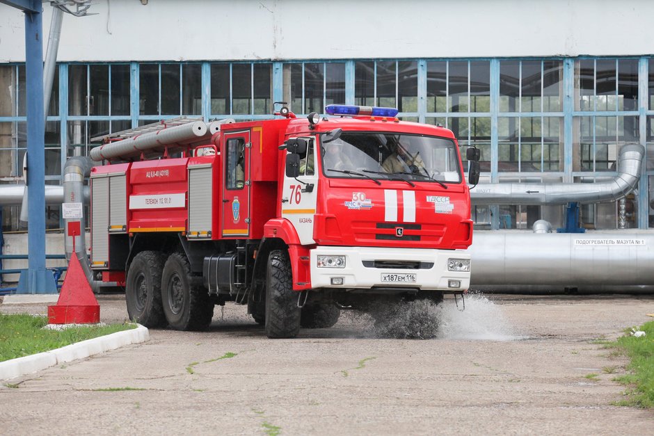Начальник смены топливного цеха обеспечил вызов к месту аварии спецмашины с пожарными 76 ПСЧ ФГБУ «5 ОФПС ГПС по РТ (договорной)»