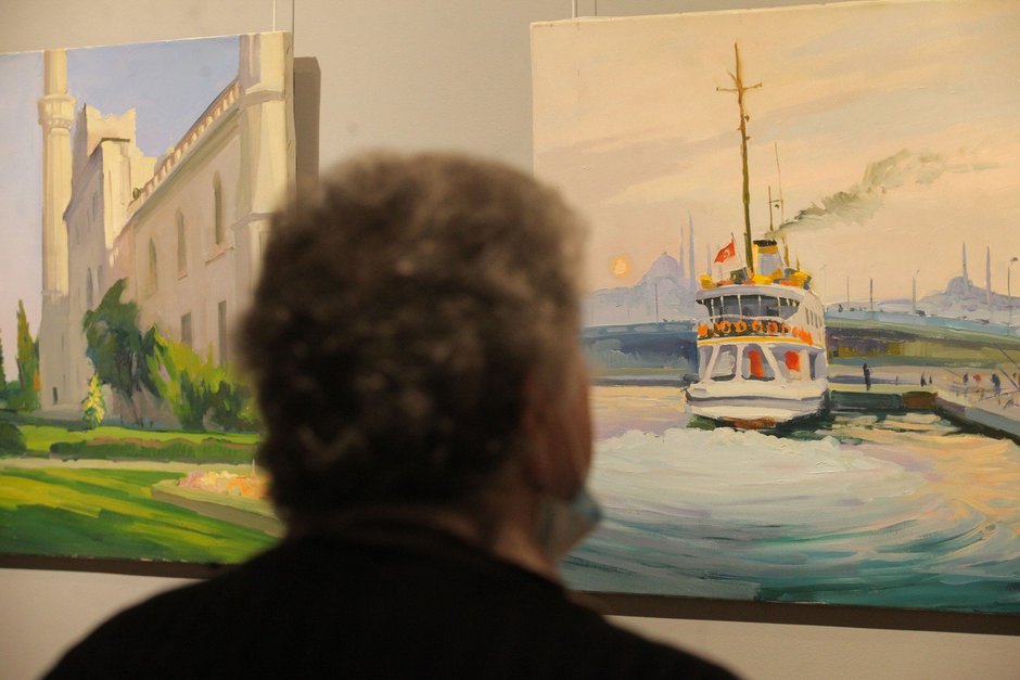 Картина и посетитель выставки «Рашит Газеев. В память о художнике»