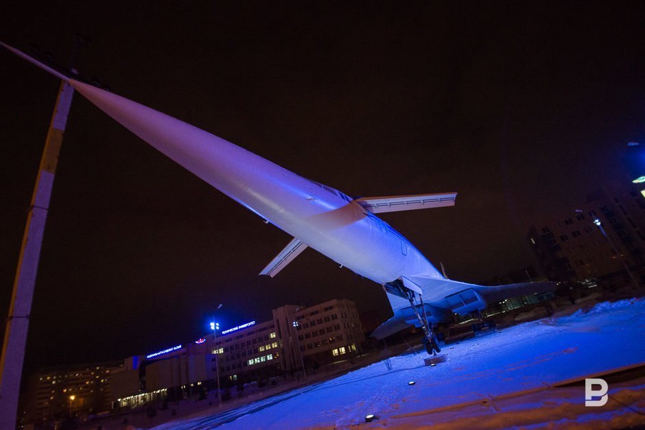 Архитектурная подсветка самолета Ту-144, установленного у здания КАИ на улице Четаева, 18 января