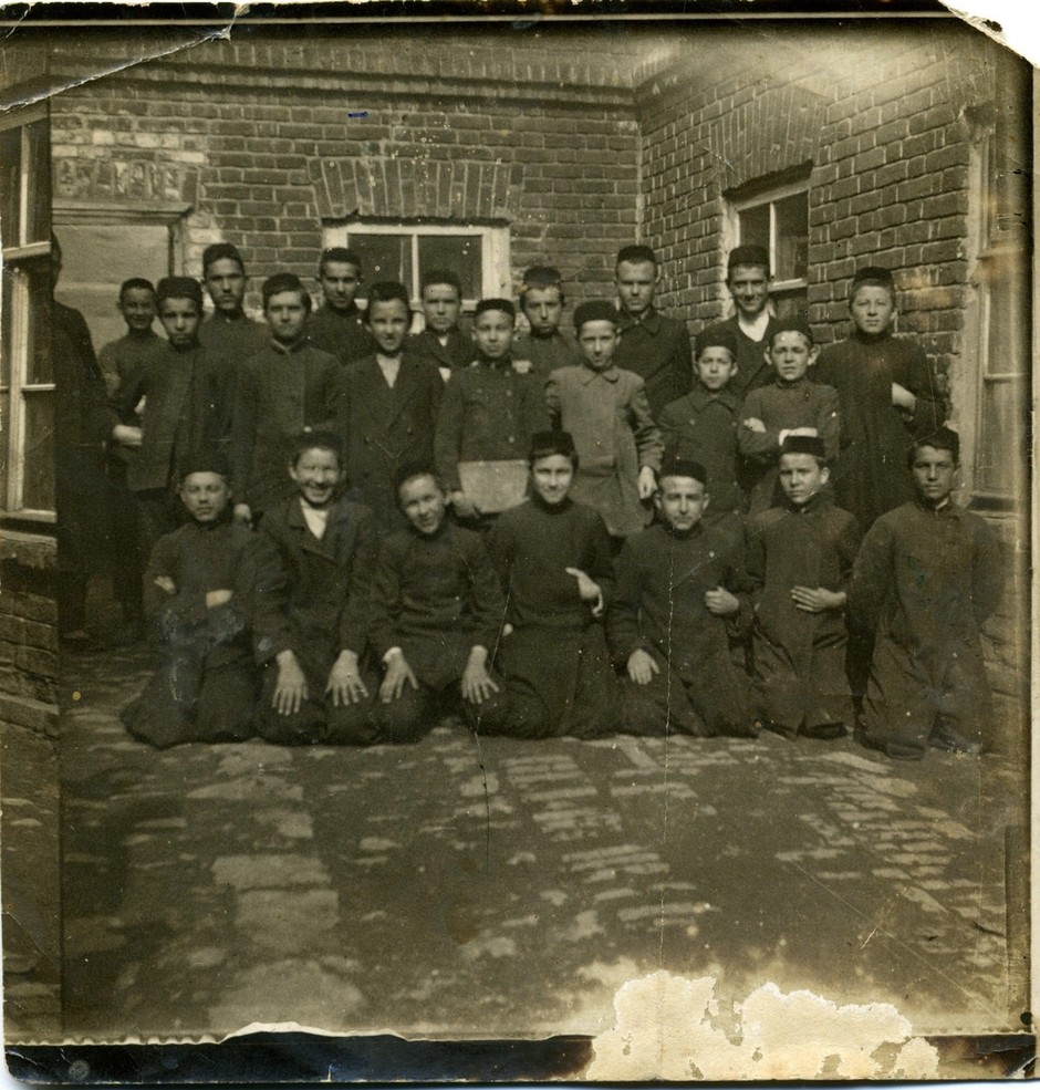 Учащиеся медресе «Мутыгия». Уральск. 1905. Г.Тукая — второй справа в первом ряду
