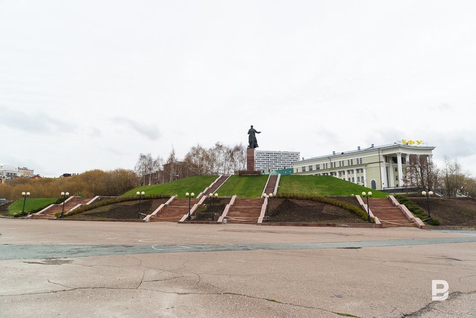 У памятника Муллануру Вахитову сегодня буквально ни единой души...