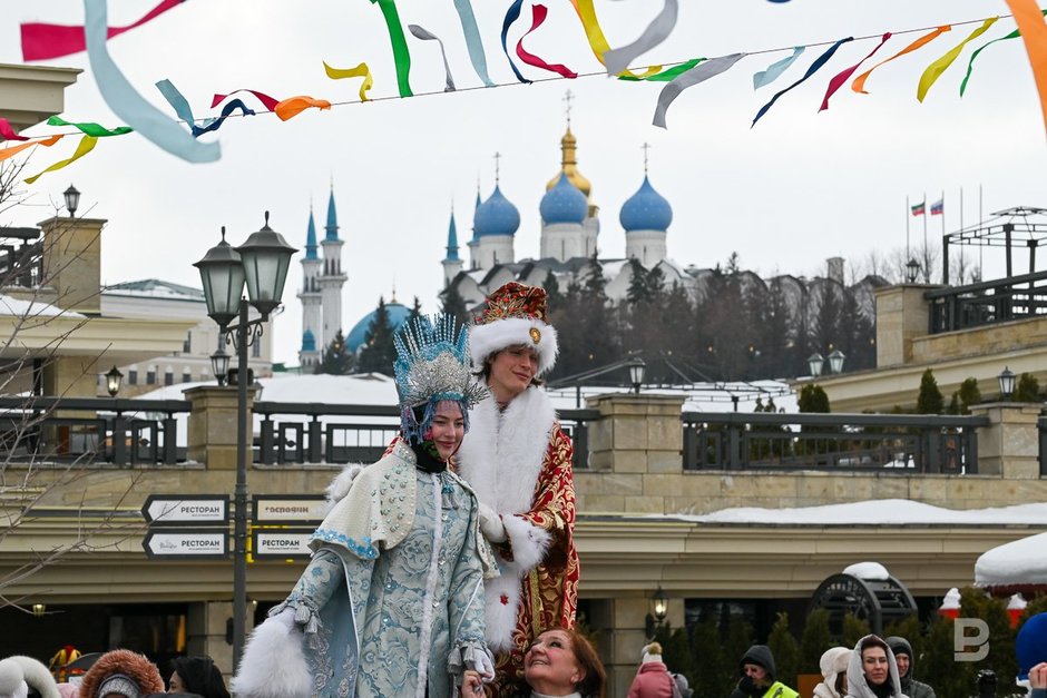 Дед Мороз и снегурочка на Масленице на Кремлевской набережной