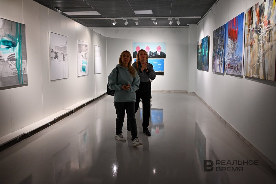 Картины и посетители выставки «АРТ-мастерская XXI»
