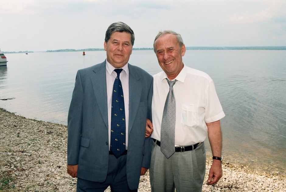 Слева — Шамиль Зарифов, управляющий делами президента РТ, справа — Зураб Хубулава, гендиректор АО «Казанская кондитерская фабрика «Заря»
