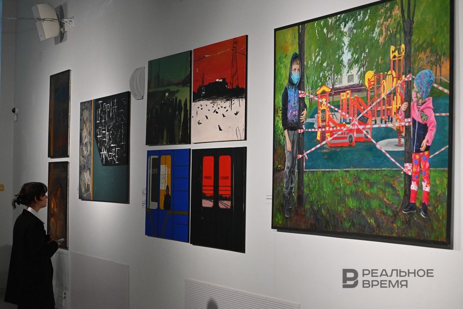 Картины и посетитель выставки «АРТ-мастерская XXI»