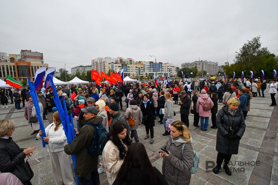 Участники митинга в поддержку итогов референдумов