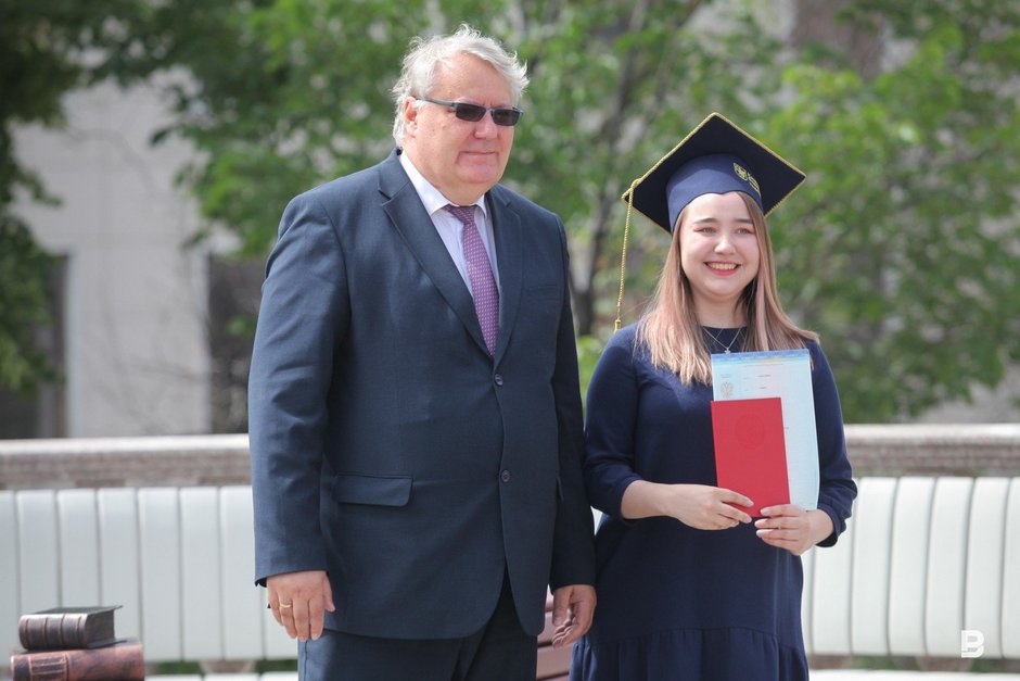 и. о. ректора КФУ Дмитрий Таюрский вручает красный диплом выпускнице