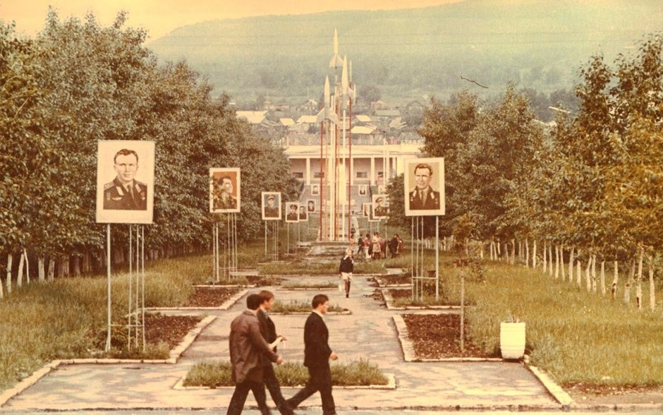 Портретная галерея космонавтов в летнем парке г. Альметьевска. 1970 г.