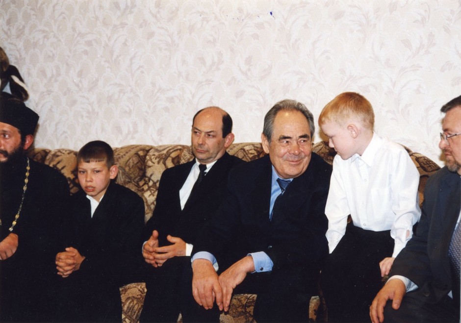 Шаймиев в Раифе с воспитанниками монастыря. 1990-е годы