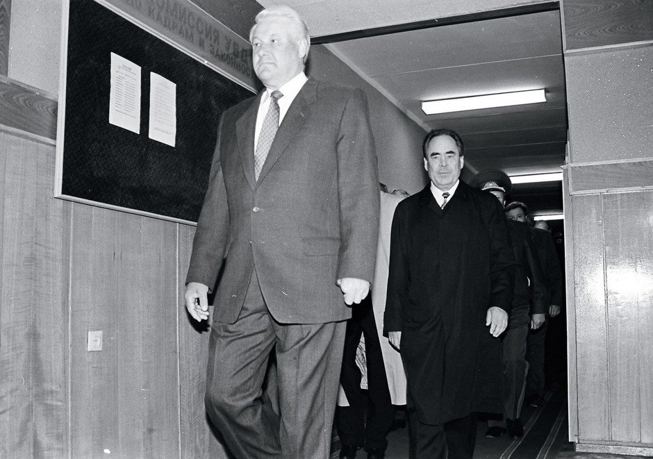 В Управлении внутренних дел Набережных Челнов Ельцин и Шаймиев приняли участие в совещании милицейских работников о борьбе с оргпреступностью, 1994 год