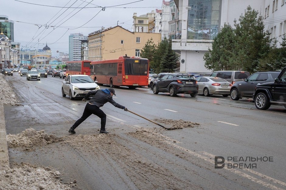 Уборка снега в Казани, человек с лопатой
