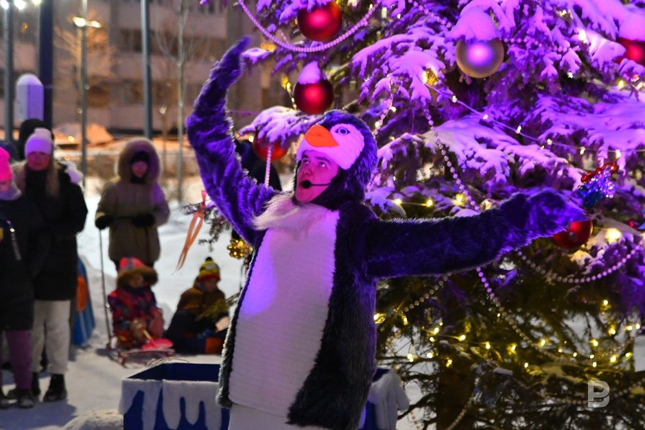 Аниматор в костюме пингвина