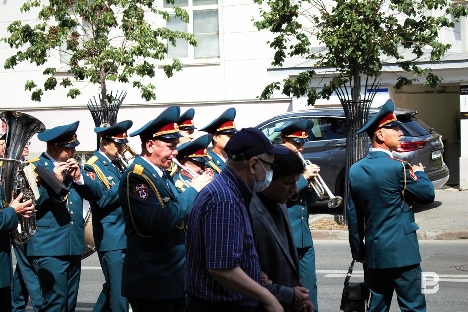 Люди идут с похорон помощника премьер-министра Татарстана Олега Назарова