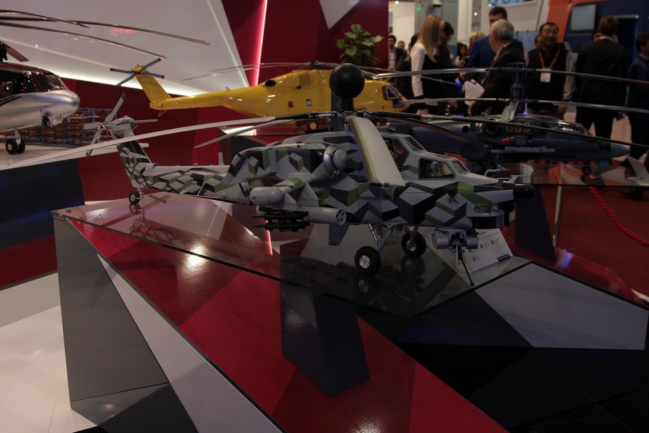 На стенде холдинга — модели боевых вертолетов Ми-28НЭ, Ка-52К и транспортного Ми-26Т2.