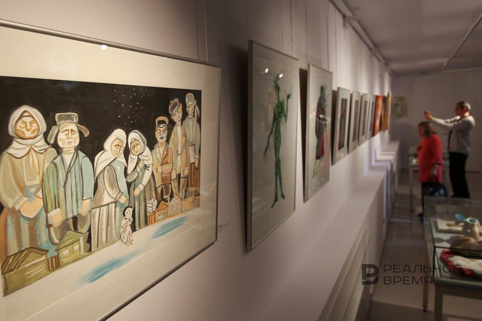 Картины и посетители выставки «История одного дома»
