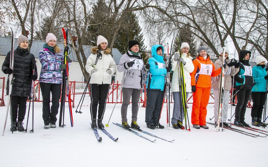 Участники спортивного состязания — лыжная эстафета на кубок АО «ТАИФ-НК»
