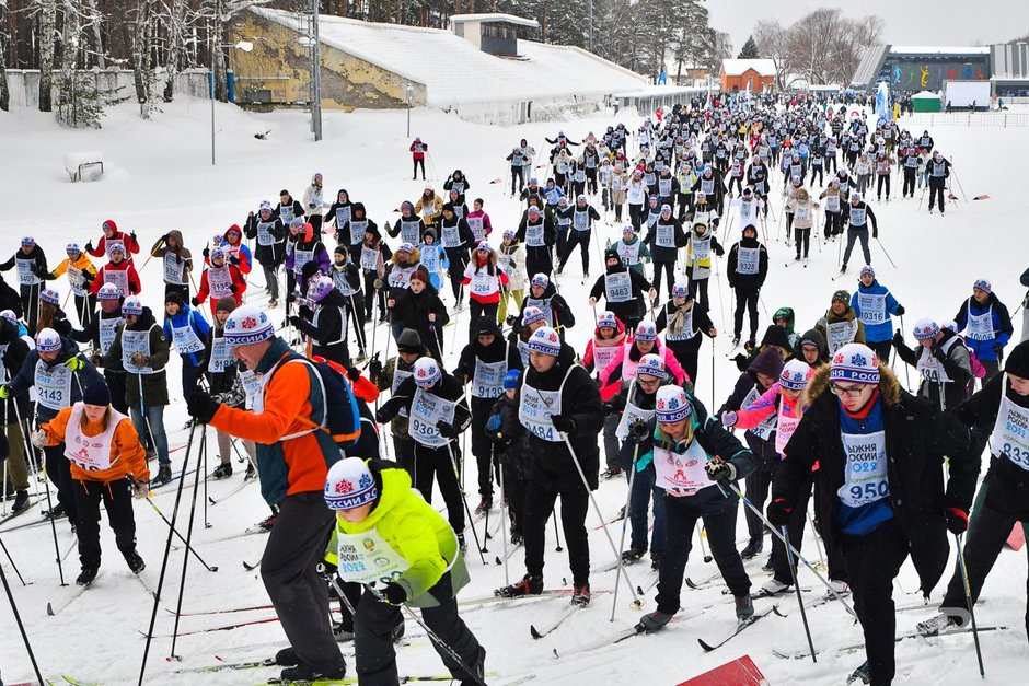 Участники массовой гонки «Лыжня России»