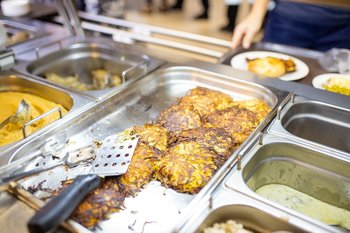 В Роспотребнадзоре оценили идею бесплатных обедов в средней школе