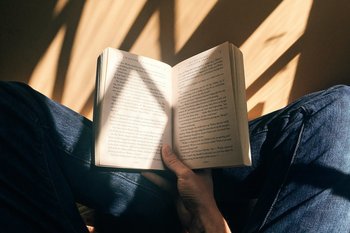 Исследование: 34% читателей проглатывают книги сериями, а 25% активно поддерживают авторов