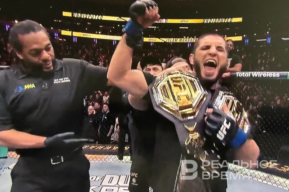 Махачев стал первым россиянином, выигравшим два пояса UFC