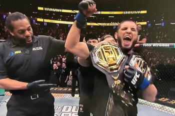 Махачев стал первым россиянином, выигравшим два пояса UFC