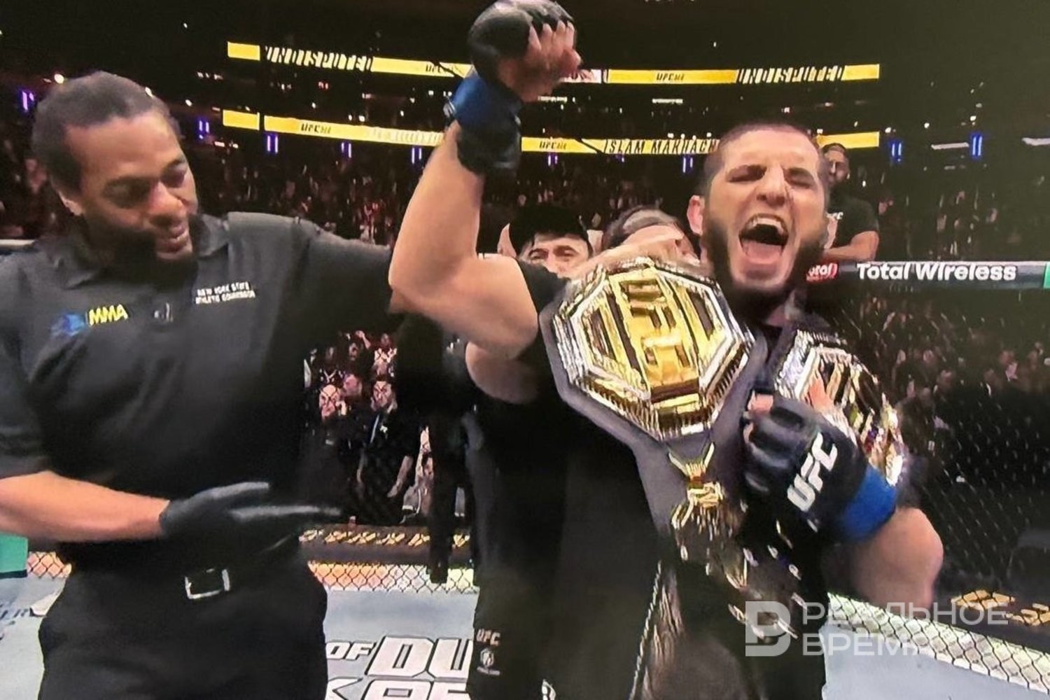 Махачев стал первым россиянином, выигравшим два пояса UFC