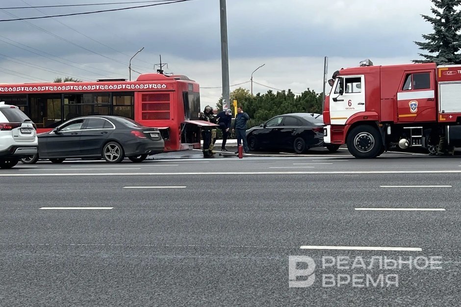 В Казани на улице Ершова загорелся автобус