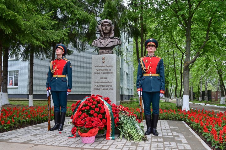 В Казани открыли бюст Героя России, участника СВО Дамира Гилемханова