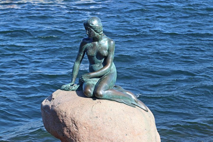 Скульптуру "Большой русалки" в Дании уберут после жалоб на вульгарность