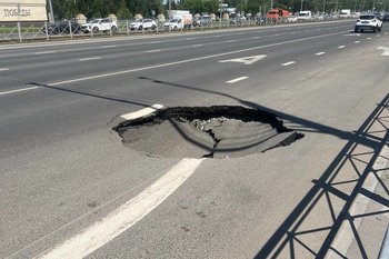 В Казани на перекрестке улиц Бондаренко и Ямашева обвалился асфальт